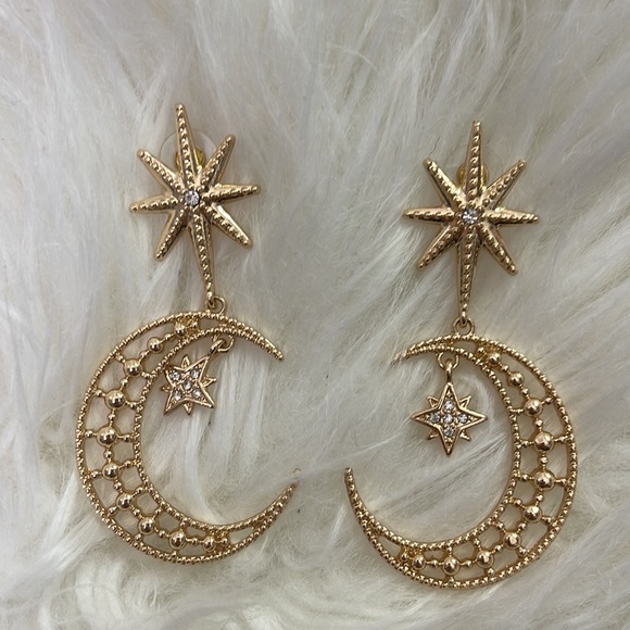 Never worn bundle of earrings. - Picture 2 of 4